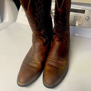 Heritage R toe western boots Ariat